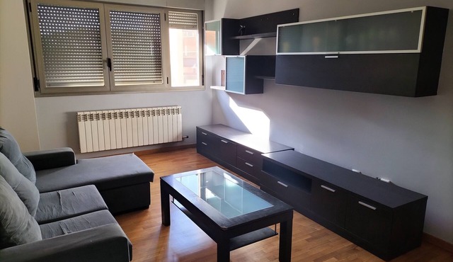 Family apartment 5' from the center of Logroño, with swimming pool and playground.