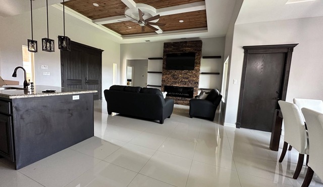Family Escape Home w/playground 5 minutes from shopping centers & restaurants