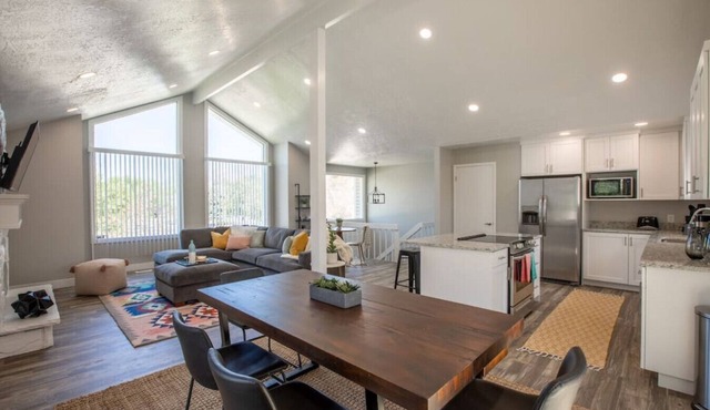 Family Escape | Mtn Views + Yard + Pets + Grill