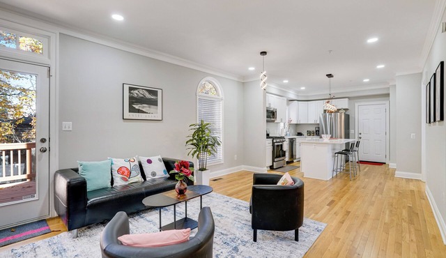 Family Escape near DC: King Suite 5 beds, 4 br/2.5ba, 3rd Floor Game Tables