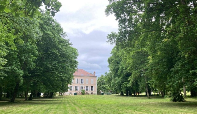 Family estate with large swimming pool, 1.5 hours from Paris