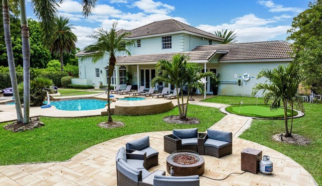 Family estate w/private pool & basketball court