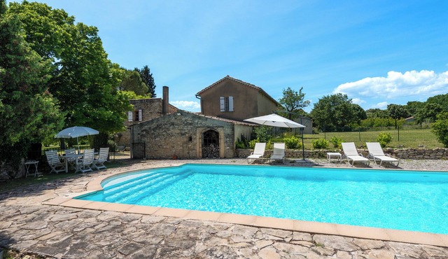 Family estate with large park and swimming pool