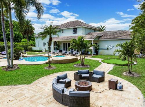 Family estate wprivate pool basketball court