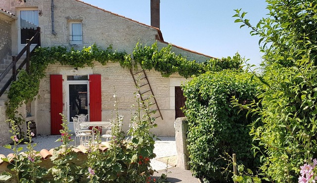 Family-Friendly Cottage with Large Garden in a Quiet Village, Close to La Rochelle