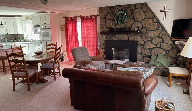 Family FAB., spacious 2 story home with yard/patio for family activities