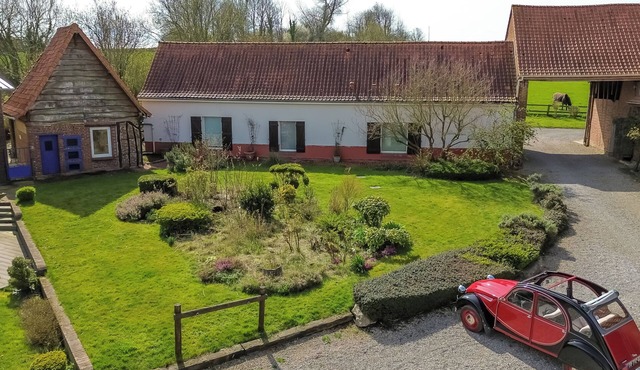 Family farm cottage in the heart of nature, with jacuzzi & view of the horses