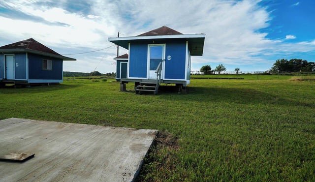 Family Farms Cabin 6 - Twin/Full Bunk, Fire Pit & Country Charm. Sleeps 3