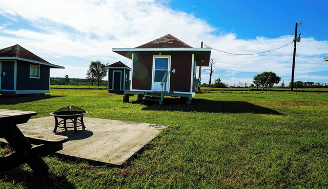 Family Farms Cabin 4 - Full + Twin Beds, Fire Pit, Fishing & Festival Nearby