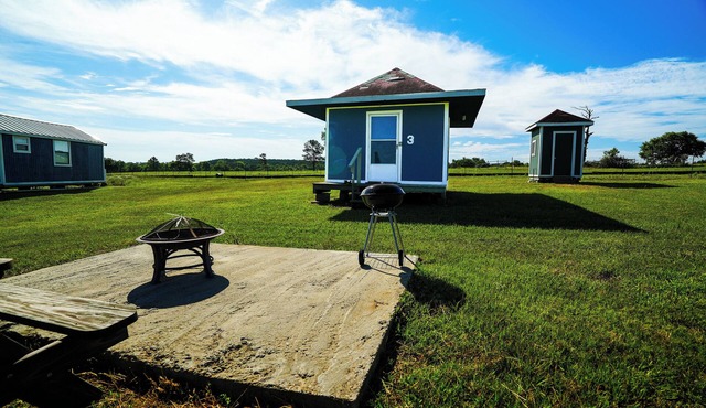 Family Farms Cabin 3 - Twin Beds, Lake View, and w/Peaceful Nights - Sleeps 2