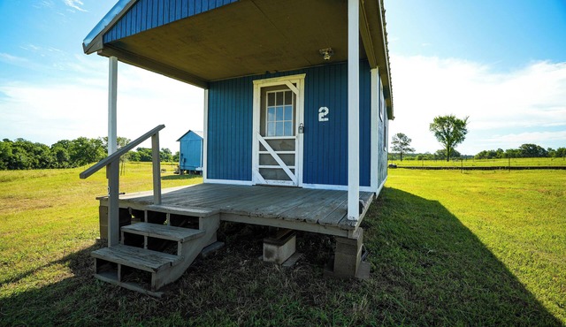 Family Farms Cabin 2 - Full Beds, Relaxing Nights, Lake View + Fire Pit Sleeps 4