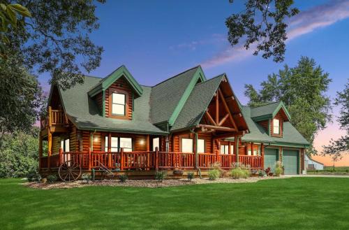 Family-Favorite Cabin with Private Seasonal Pool and Movie Theater