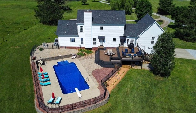 Family favorite located just 25 miles from Nashville-Pool, Fire-pit, Arcade Game