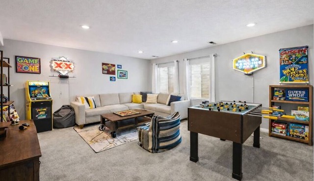 Family Favorite! Stylish & Spacious, Near Mountains, Sightseeing, Shopping & Fun