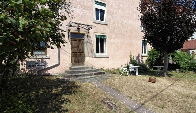 Family cottage for 6 with game room and private parking