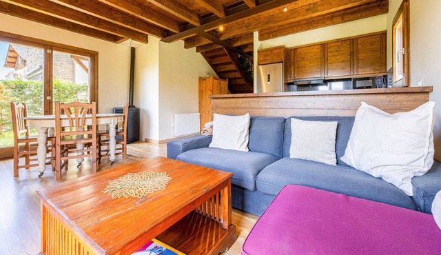 Family friendly in a Quaint Village + Lovely Views