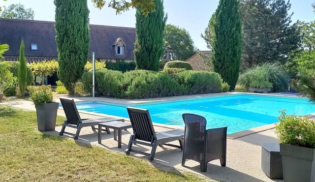 Family friendly gite near St.Cirq Lapopie with large garden & shared pool.