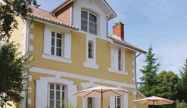 Family friendly19th C. village villa with 12m pool and superb views