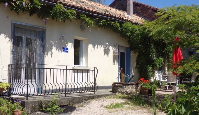 Family Friendly in Idyllic Setting with Private Pool and Large Garden.