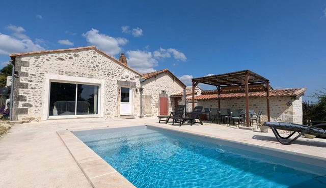 Family home with private pool and garden for 11 people