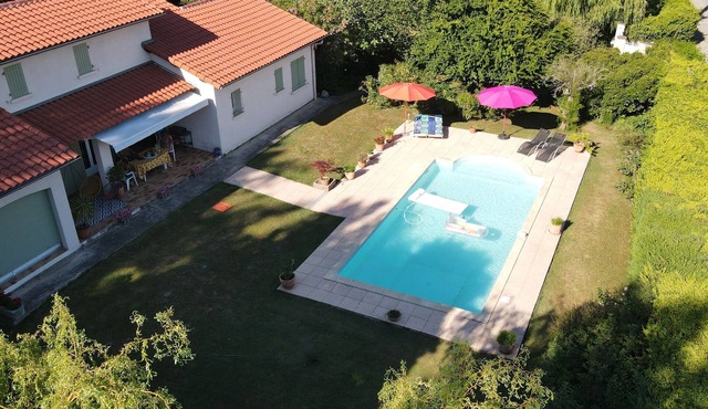 Family house for 8 people, swimming pool & jacuzzi