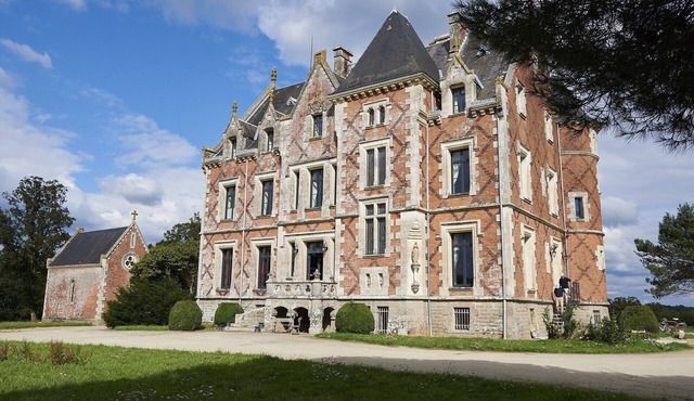 Family Chateau With Great Comfort, Park, Swimming Pool, sand beaches nearby