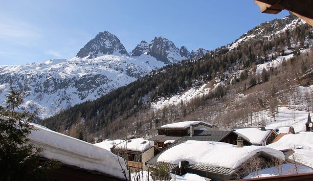 Family-friendly ski to the door Chalet with Sauna