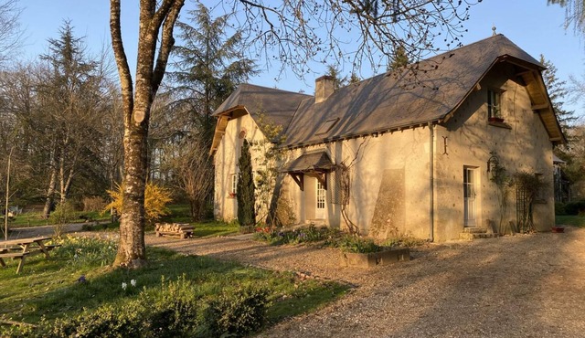 Family-Friendly Cottage with Fireplace, Forest, and Playground near Amboise