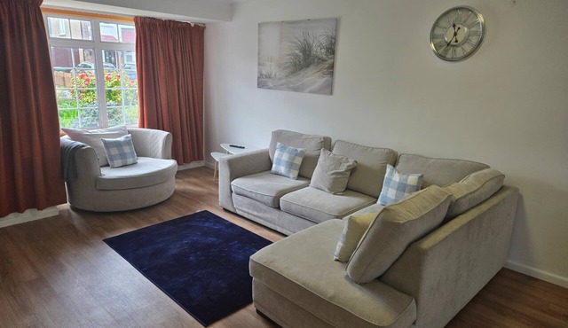 Family Friendly Home with Garden, Parking and Easy Heathrow Access