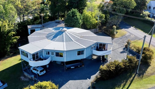 Family & Friends Escape Tamborine Mountain