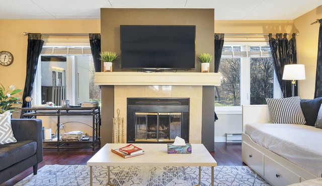 Family-friendly Modern Home less than 5 min walk to Ski & Village! Sleeps 8