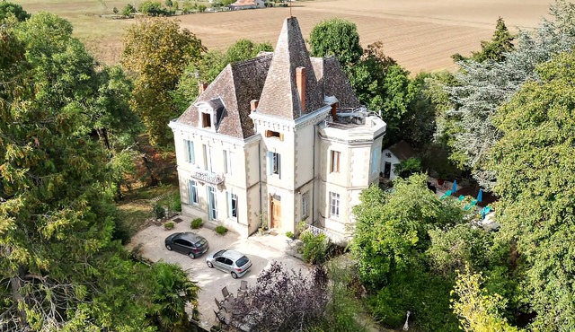 FAMILY FRIENDLY CHÂTEAU nSleeps 15 with additional accomodation for 4.