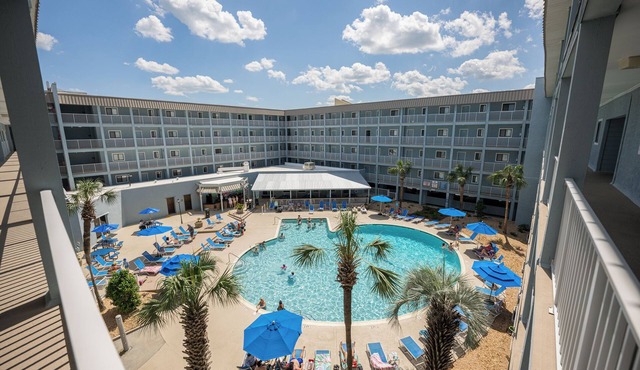 Family friendly unit. Short walk or shuttle to the beach!