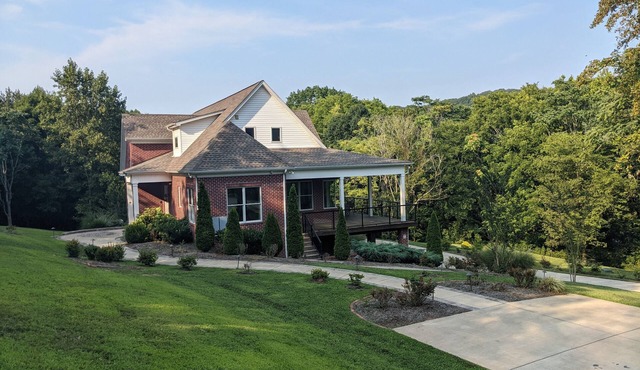 Family friendly deluxe home with a stunning view of mountains near Franklin, TN