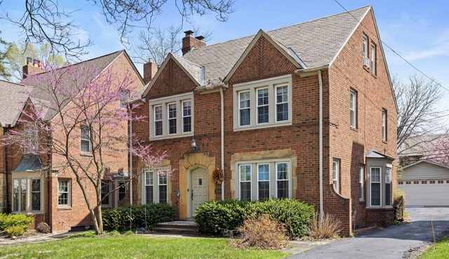 Family Friendly Home, Sleeps 12, 10 min to Cleveland Clinic. Space for Many!