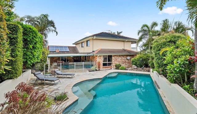 Family-Friendly 5-Bed Close to the Coast & Airport