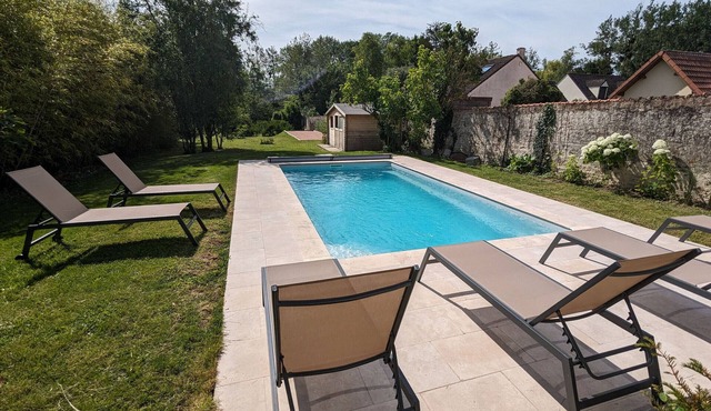 Family-Friendly Getaway: Heated Pool, Garden, Near Fontainebleau & Paris