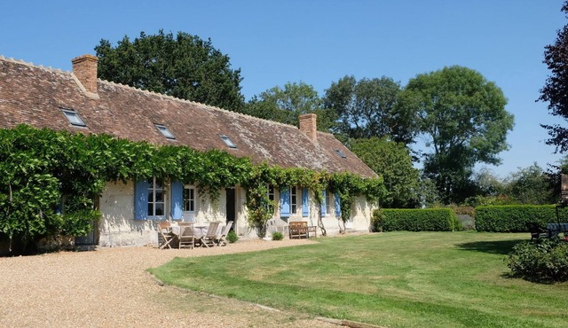 Family-friendly farm house, pool & tennis court, with large garden, near Loire