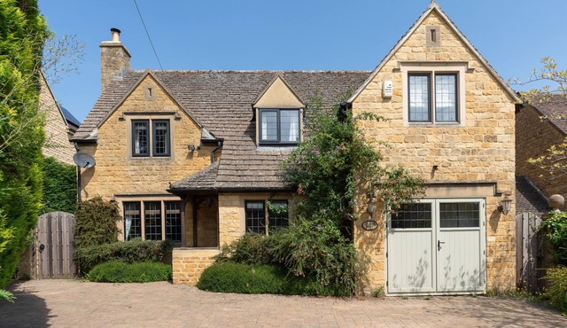 Family friendly home in Cotswolds market town - Maple House