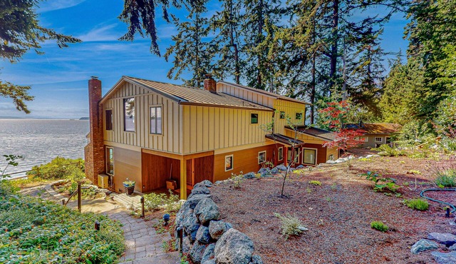 Family-friendly soundfront retreat with sprawling deck and expansive views