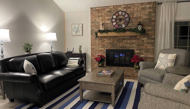 Family friendly 3 bed 2 bath a short drive to the prettiest beach in NW Florida