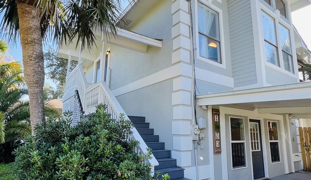 Family friendly home w/Pool - sleeps 16 - large yard