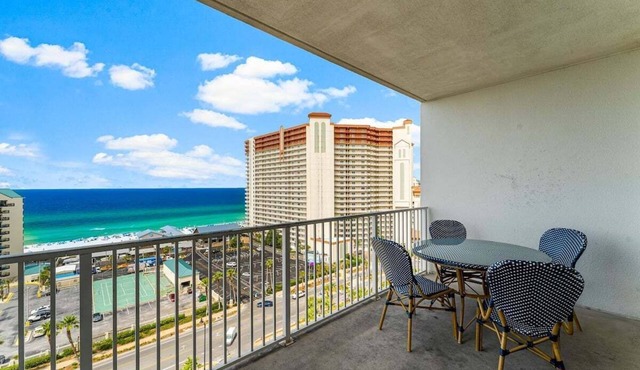 Family-Friendly Laketown Wharf Retreat Near Pineapple Willy's & Beach