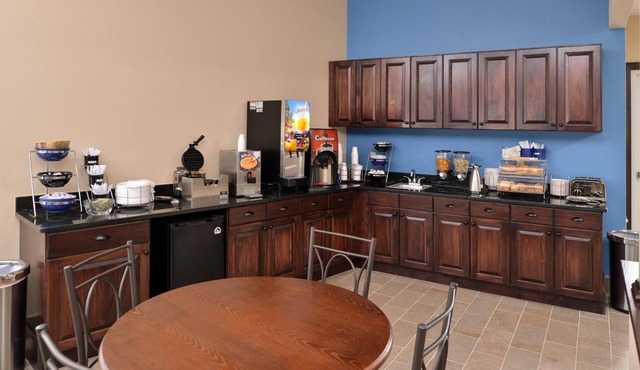 Family-Friendly Room near Wheeling Casino | Free Parking & Bfast | Outdoor Pool