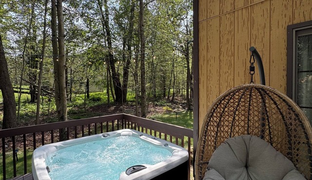 Family-Friendly Cozy Cabin Hot Tub, Fire Pit, Outdoor Pool & Ping Pong table