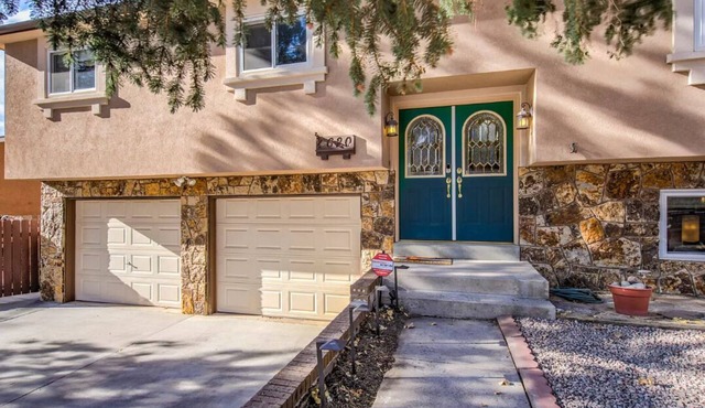 Family-friendly home, game room, mountain views, access walking trail/yard