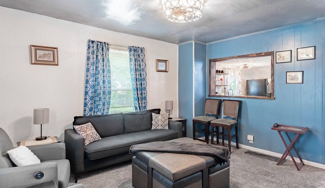 Family-Friendly 2BR Cottage Near Creve Coeur Lake