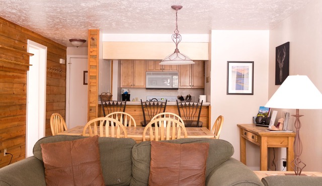 Family friendly, 4BR condo. Walking distance to slopes, hot tub & town shuttle!