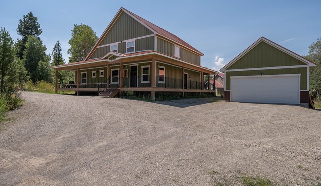 Family-friendly lodge + Fire pit + Hot tub + Heated garage + 3 On-suite bedrooms