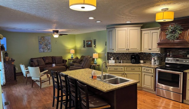 Family friendly 12 bed, Serene small town Louisa. Cozy with wifi, AC & farm life